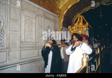 Amritsar Inde Temple Doré portant le Guru Granth pour mettre au lit Banque D'Images