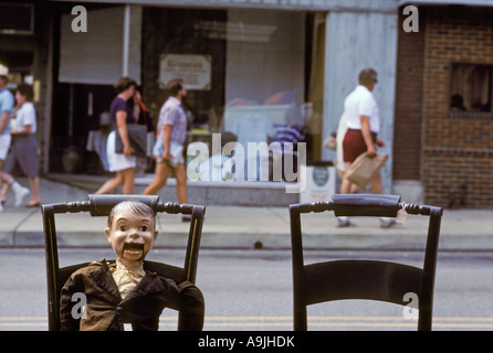 Canada Amérique du Nord canadien ventriloque mannequin sur sidwalk président piétons Banque D'Images