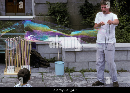 Canada Amérique du Nord canadien artiste sidwalk bulles de savon géantes du vendeur couleurs arc-en-ciel Banque D'Images