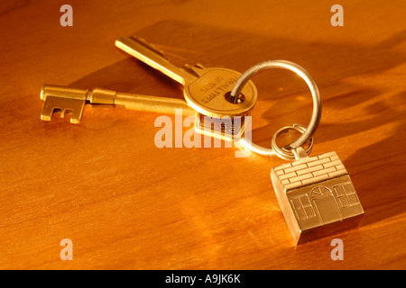 Clés de maison en forme de clé sur porte-clés Banque D'Images