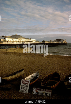 Amusement victorienne sur la jetée de Brighton en bord de bateaux en bois petite rownung tiré vers le haut sur la plage de galets coquillages signe Banque D'Images