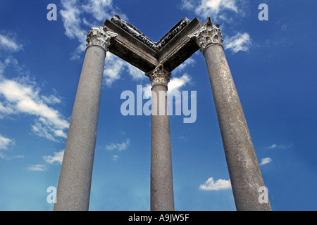 Ruines romaines de Pergé près de Antalya Turquie Colonnes debout la tête en forme d'M Perge était une ville importante dans la région de Pamphylie Banque D'Images