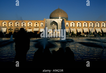 Iran : Ispahan, des femmes habillées en tchador se rassemblent près des fontaines en face de la mosquée de Sheikh Lotfollah Banque D'Images