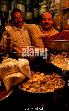 Iran : Ispahan, marchands dans le Bazar e Bozorg, Grand Bazar. Banque D'Images