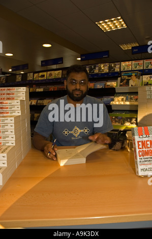 Moazzam Begg lors d'un événement de signature de livre pour son livre combattant ennemi Banque D'Images