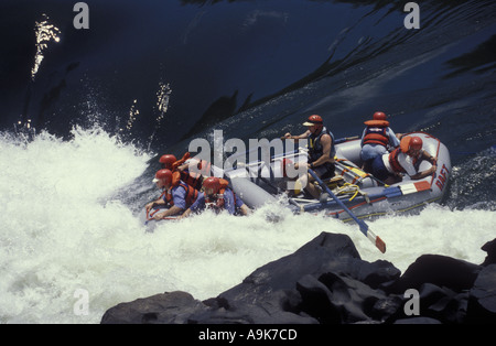 Rafting sur le fleuve Zambèze, près de Victoria Falls dans le parc national du Zambèze Zimbabwe Afrique Banque D'Images