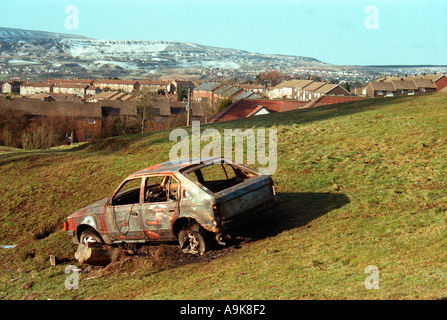 Burnt Out abandonné voiture volée SUR LE GURNOS IMMOBILIER CONSEIL À Merthyr Tydfil, DANS LE SUD DU PAYS DE GALLES, Royaume-Uni Banque D'Images