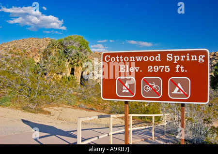 Trail de signer et de palmiers au printemps Cottonwood Joshua Tree National Park en Californie Banque D'Images