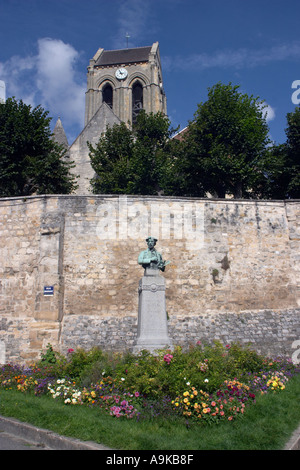 Monument à Charles Daubigny avec l'église Notre-Dame en arrière-plan Auvers sur Oise France Banque D'Images