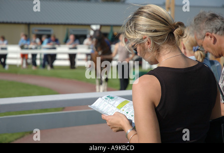 Jeune femme aux courses Banque D'Images