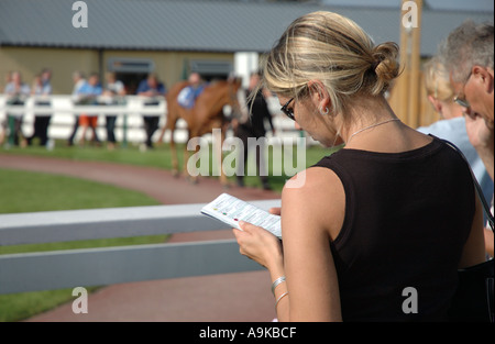 Jeune femme aux courses Banque D'Images