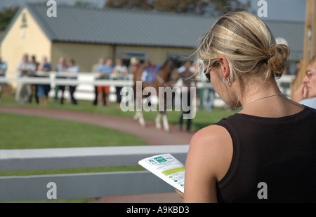 Jeune femme aux courses Banque D'Images