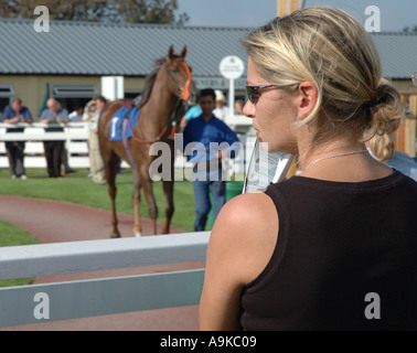 Jeune femme aux courses Banque D'Images