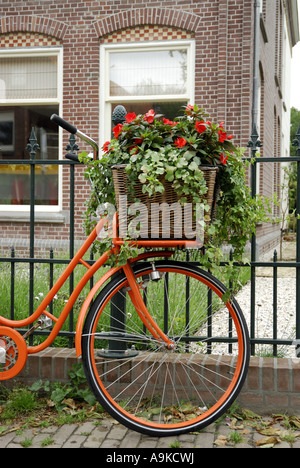 Location d'un panier de fleurs en face d'une vieille maison, Pays-Bas, Texel, de Burg Banque D'Images