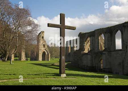 Grande croix de bois croix calvaire Glastonbury Abbey Angleterre Somerset monastère en ruines de l'arc gothique de l'église Banque D'Images