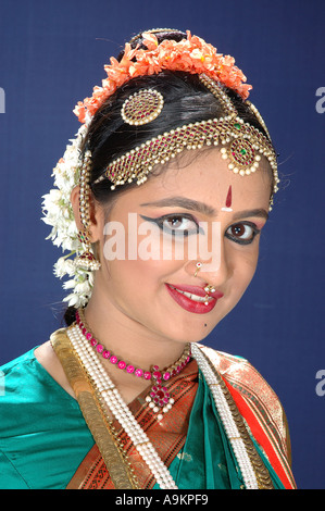 Danseuse classique indienne de l'Asie du sud de l'Inde Bharat Natyam Banque D'Images