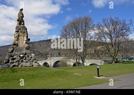 Le Black Watch Memorial et le Général Wade's pont enjambant la rivière Tay à Aberfeldy en Ecosse Banque D'Images