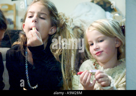 Deux jeunes filles en mettant sur composent Banque D'Images