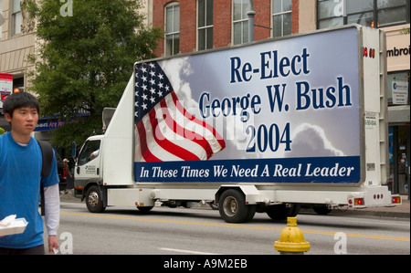 Re élire George W Bush signe sur camion à Atlanta, Géorgie. ÉTATS-UNIS Banque D'Images