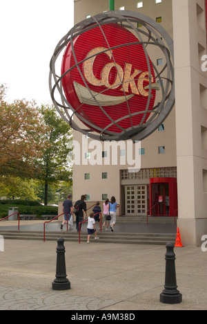Les touristes pénètrent dans l'usine Coca-Cola avec un panneau de signalisation à Atlanta, en Géorgie, aux États-Unis, une attraction populaire célébrant la marque emblématique de boissons gazeuses. Banque D'Images