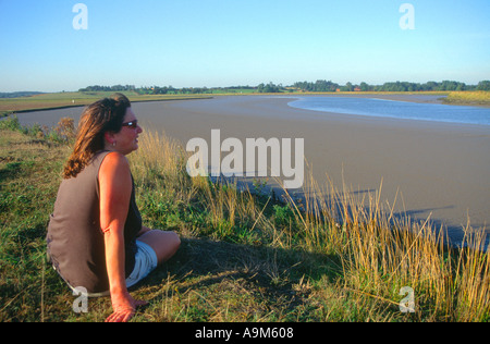 Woman enjoying sunshine Butley river creek Suffolk Angleterre Banque D'Images