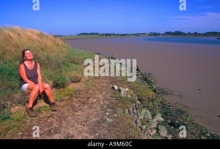 Woman enjoying sunshine Butley river creek Suffolk Angleterre Banque D'Images