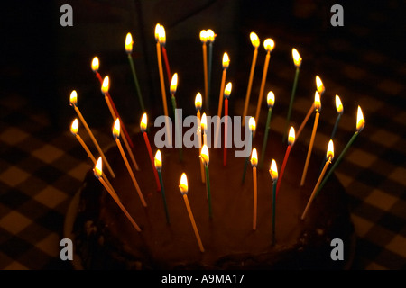 Gâteau d'anniversaire avec 33 bougies Banque D'Images