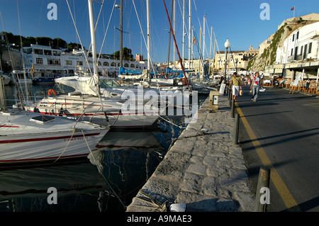 Bateaux dans le port du centre historique de Ciutadella Banque D'Images