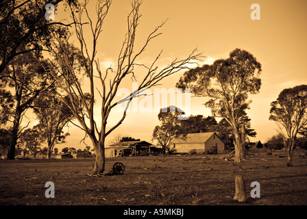 Une vieille ferme cabanes et house in Sepia Toning orange Banque D'Images