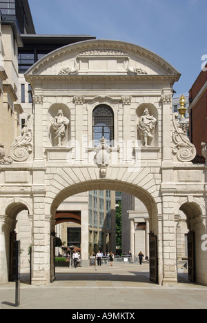 Revenir en pierre de Portland Temple Bar porterie de la City de Londres menant à Paternoster Square et le nouvel emplacement de la Bourse au-delà arch UK Banque D'Images