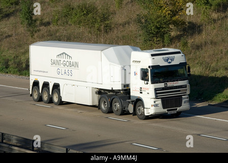Saint Gobain Glass & remorque camion DAF articulé à partir du réseau de transport Banque D'Images