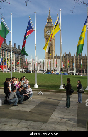 La place du Parlement printemps vue des drapeaux des pays du Commonwealth britannique avec groupe posant pour des photos de mariage Banque D'Images