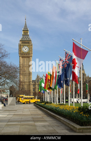 Parliament Square vue printanière sur les drapeaux des pays du Commonwealth de Grande-Bretagne Big Ben et le Parlement de canard jaune tour bus Londres Angleterre Royaume-Uni Banque D'Images