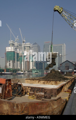 Chantier de construction grue de chantier barge de chargement avec terre excavée de Travaux de fondation à proximité Inner Millwall Dock East London Docklands England ROYAUME-UNI Banque D'Images