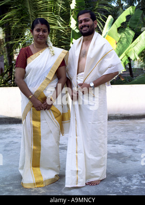 Un couple d'une robe traditionnelle KERALA Banque D'Images