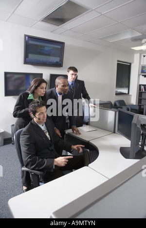 Les gens d'affaires travaillant dans un bureau occupé Banque D'Images