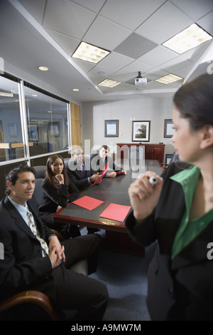 Les hommes et les femmes lors d'une présentation à une conférence officielle prix Banque D'Images