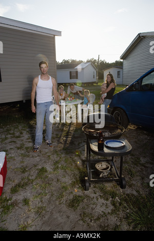 Les familles de col bleu bénéficiant d''un barbecue en face de ma maison mobile Banque D'Images