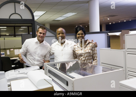 Les employés de bureau pose par l'équipement de bureau Banque D'Images