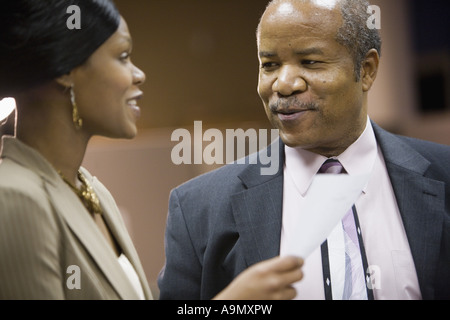 Close-up view of mature businessman à parler à une femme plus jeune Banque D'Images