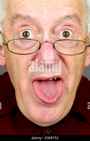 Man close up vertical sticking tongue out Banque D'Images