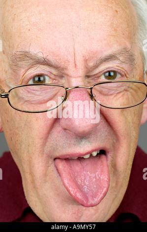 Man close up vertical sticking tongue out Banque D'Images