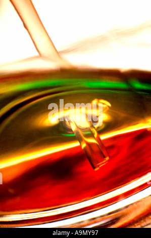 Close up of swirling verre rouge Banque D'Images