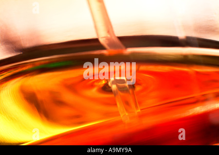 Close up of swirling verre rouge Banque D'Images