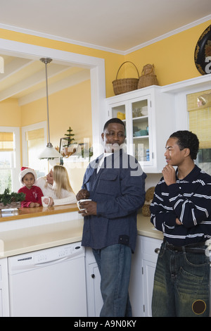 Une famille inter-raciale dans la cuisine Banque D'Images