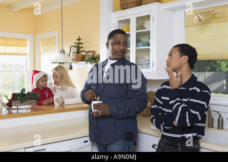 Une famille inter-raciale dans la cuisine Banque D'Images