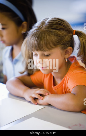 Close up de deux petites filles en classe Banque D'Images