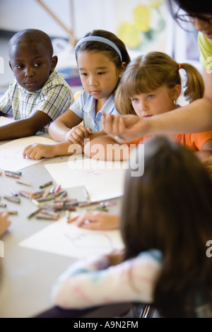 Garçon et filles en prêtant attention à l'enseignant dans une classe d'art Banque D'Images