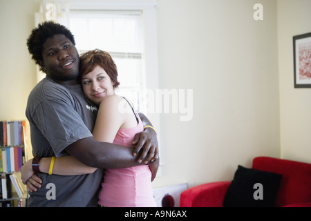 Inter-raciale jeune couple Banque D'Images