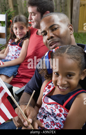 Deux jeunes filles avec les papas au 4 juillet cookout Banque D'Images